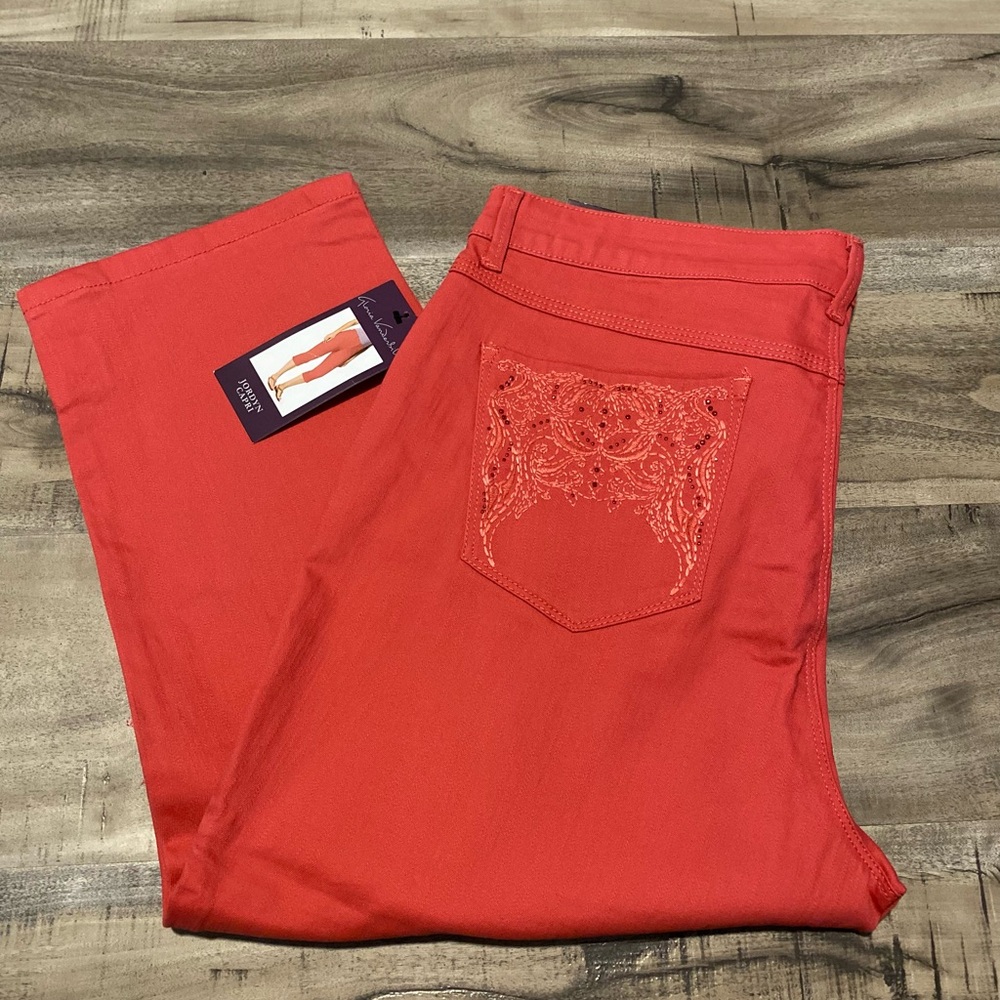 Gloria Vanderbilt Jordyn Capris in Bright Coral - Picture 5 of 5
